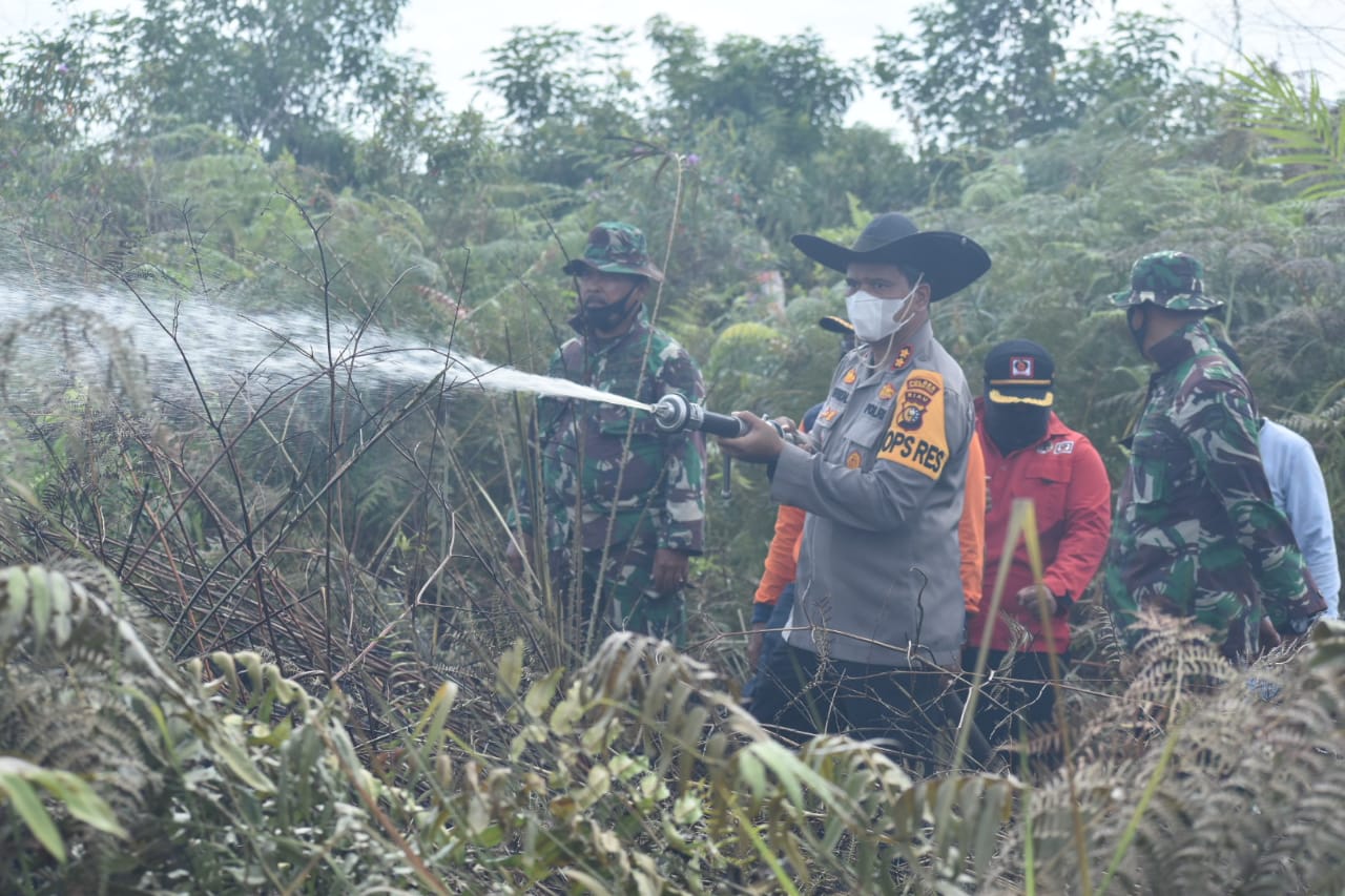 Kapolres Inhu Pimpin Pemadaman Karhutla di Kuala Cenaku