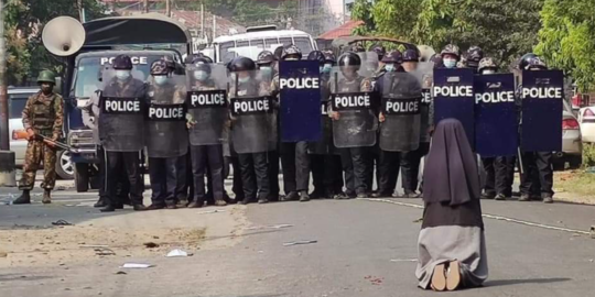 Biarawati Myanmar Berlutut, Minta Jangan Tangkap Demonstran