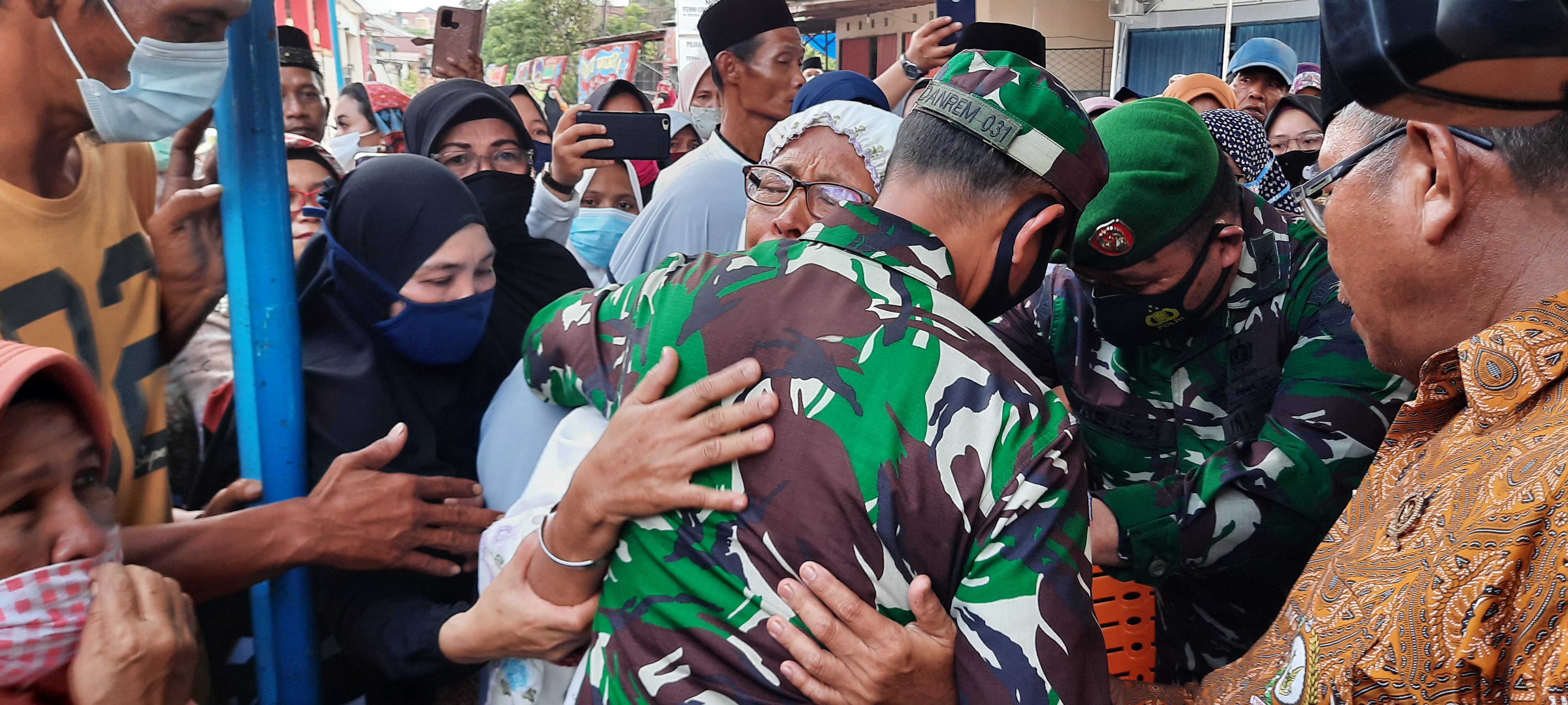 Ibu Praka Dedi Peluk Erat Brigjen Ismed saat Jenazah Anaknya Tiba