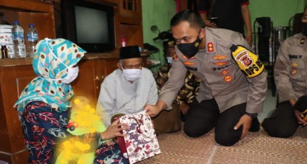 Jokowi Beri Bantuan Buat Istri Terduga Teroris yang Ditangkap Densus 88