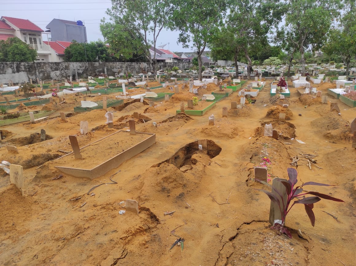 Puluhan Makam di TPU Payung Sekaki Pekanbaru Amblas