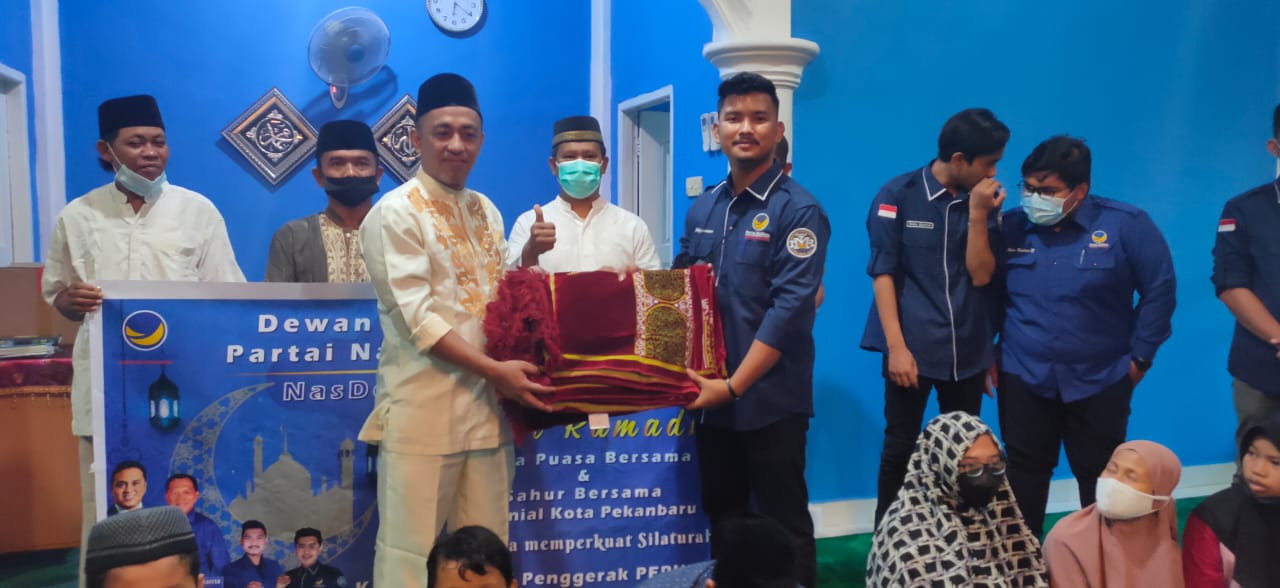 Buka Puasa Bersama, Nasdem Milenial Riau Beri Al Qur