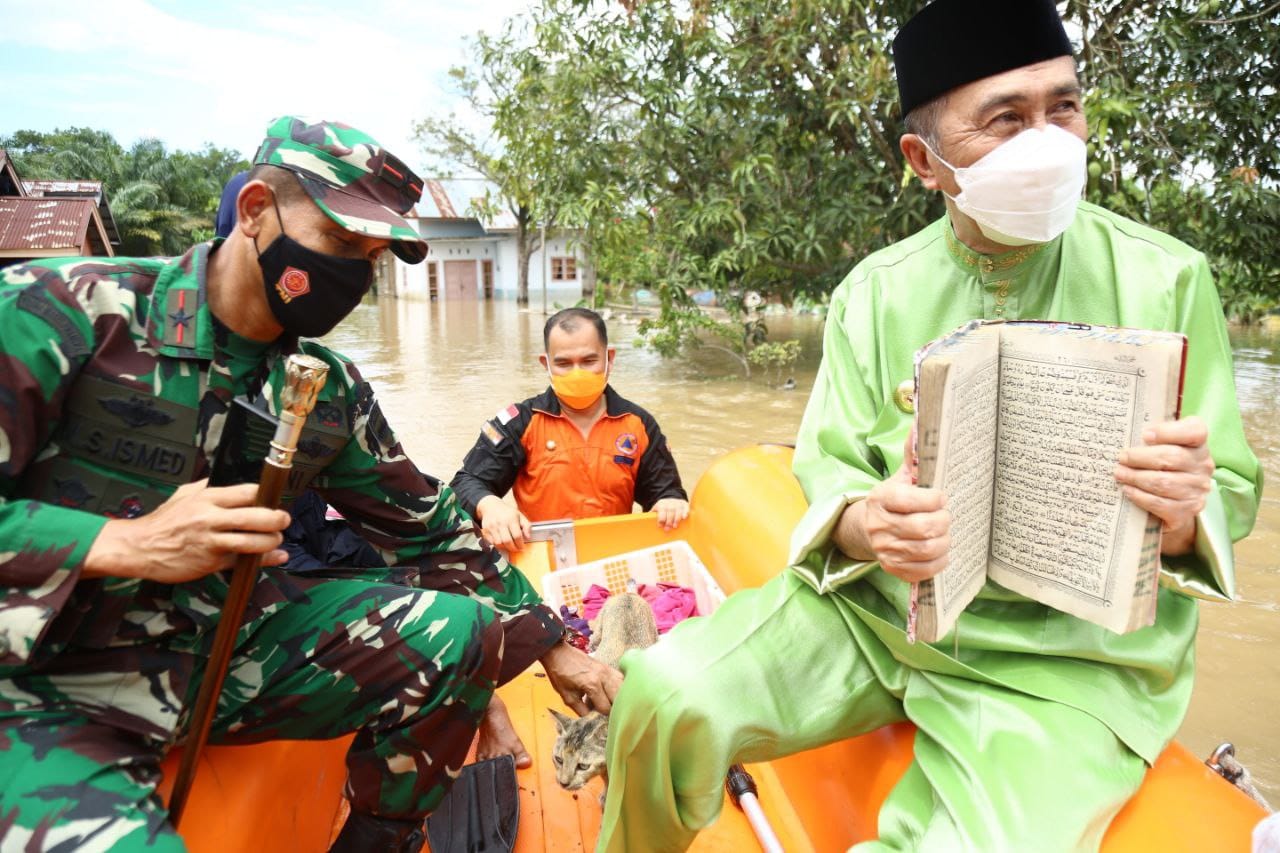 Banjir, Gubernur Riau dan Danrem Evakuasi Alquran Serta 3 Ekor Kucing