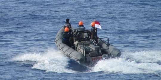 Aksi TNI AL Selamatkan Warga Asing yang Tercebur di Laut Natuna