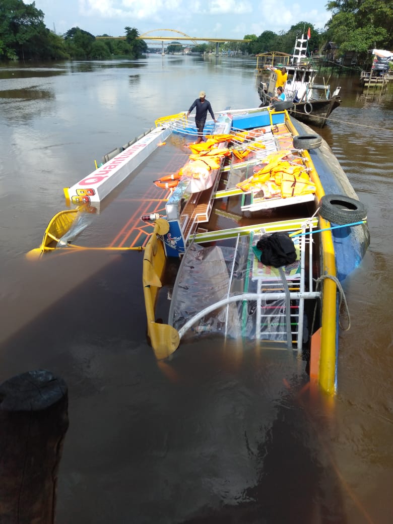 Kapal Wisata Quantung Cruise Terbalik di Dermaga Sungai Siak