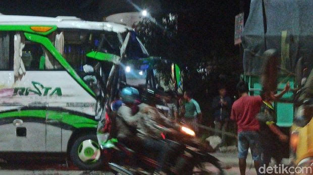 Bus Rombongan Peziarah Adu Banteng dengan Truk di Jalur Pantura