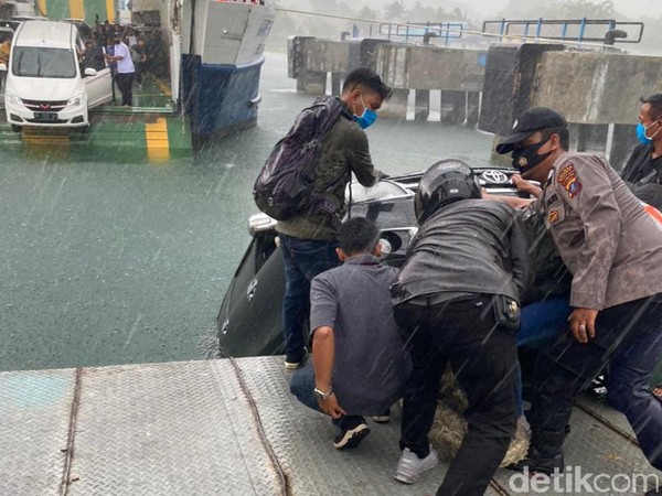 Mobil Tercebur ke Danau Toba saat Keluar Kapal, 1 Orang Tewas