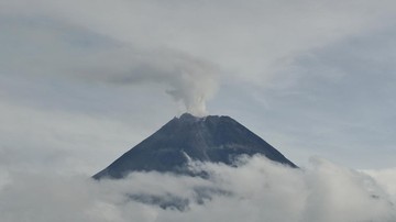 Gunung Merapi Keluarkan Awan Panas hingga 1,6 Kilometer