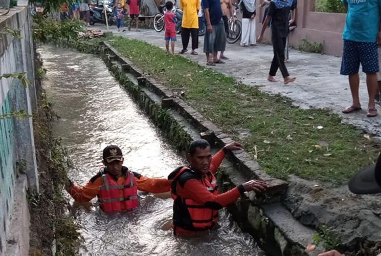 Ditinggal Ibunya Buang Air, Balita Hanyut di Sungai