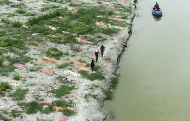 Ratusan Mayat Pasien Covid-19 Bermunculan di Sungai Gangga