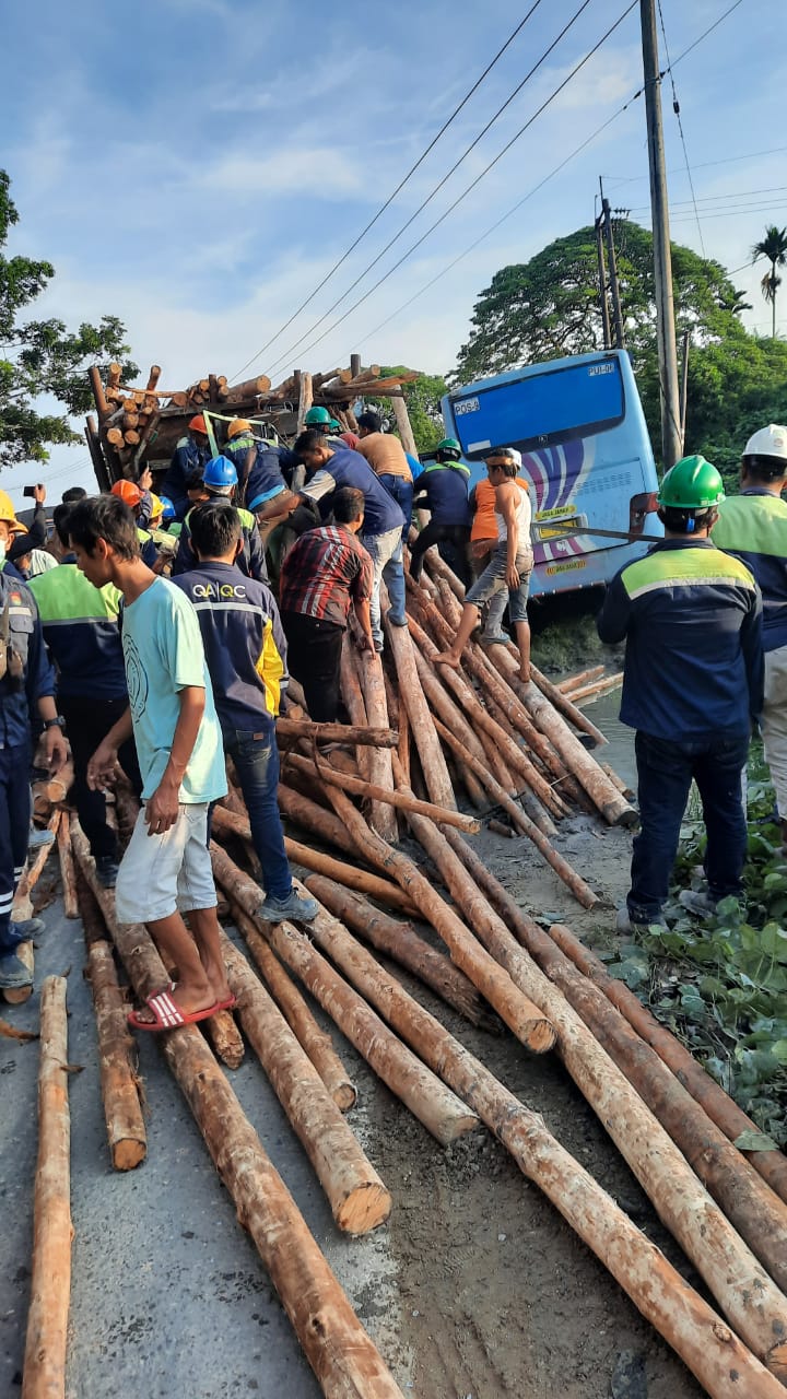 Bus Karyawan Tabrak Truk Kayu Akasia di Pelalawan