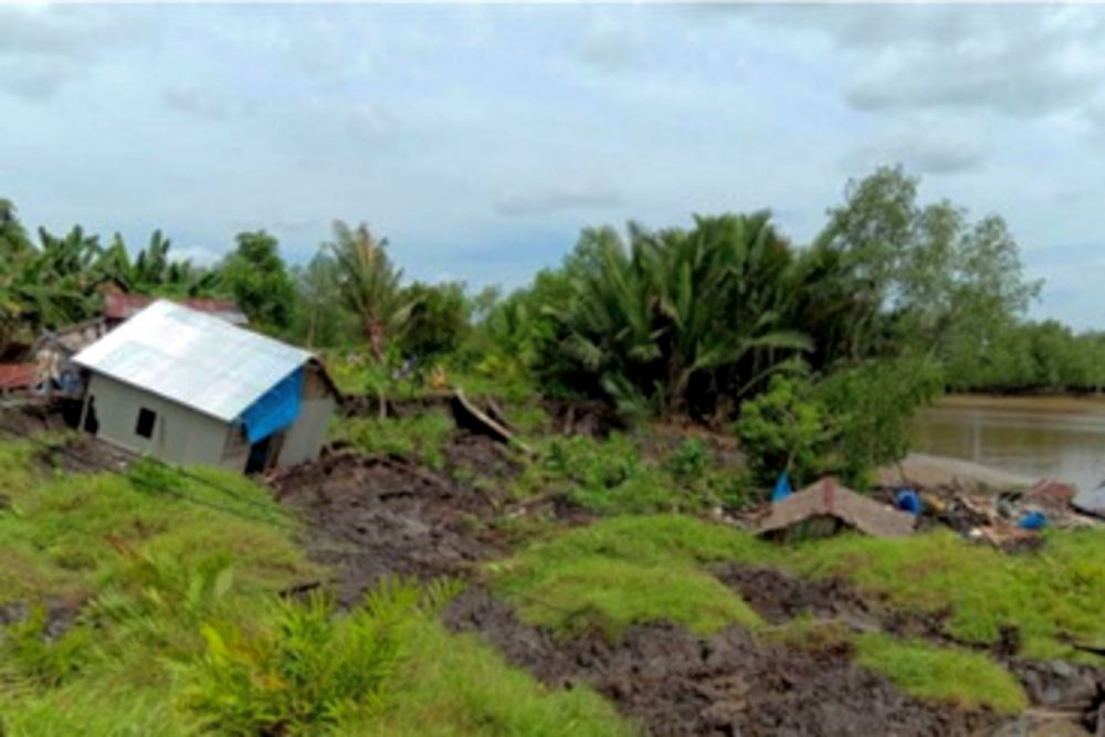 2 Rumah Warga Inhil dan 1 Gudang Amblas Terseret Tanah