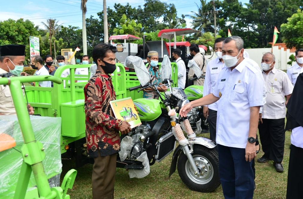 Supaya Petani Sukses, Gubernur Riau Berikan 287 Alsintan