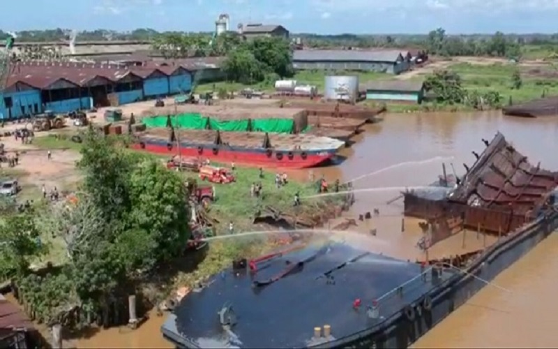 Kapal Tongkang Meledak, Terdengar Hingga 4 Km dan Kaca Rumah Pecah