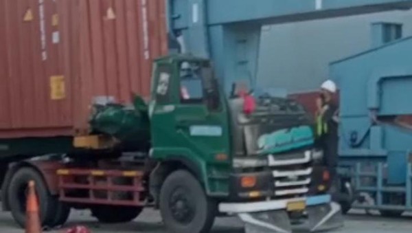 Sopir Truk Tewas Tertimpa Kontainer di Pelabuhan