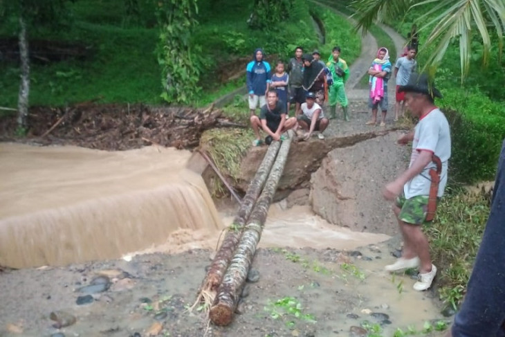 Rusak Diterjang Banjir, Petani Disuruh Buat Jembatan Darurat