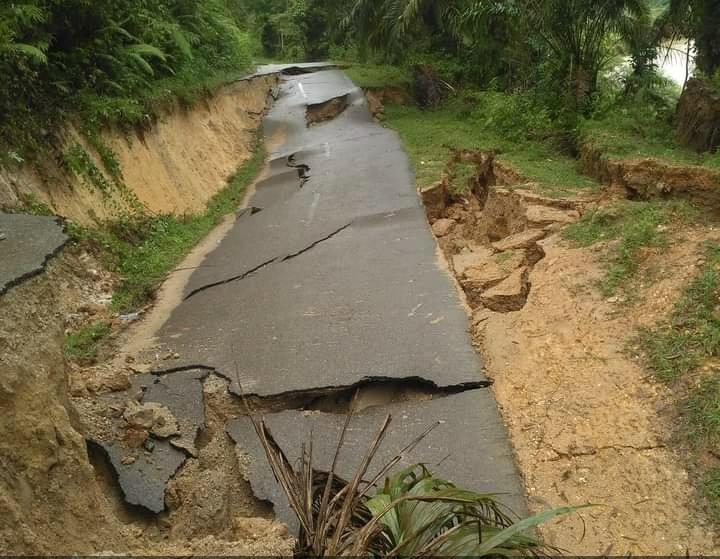 Hujan Deras, Ruas Jalan di Pinggir Sungai Kuantan Amblas