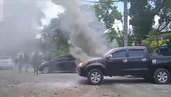 Mobil Hilux Terbakar di Komplek MPP Pekanbaru