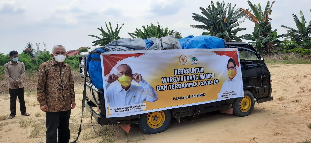 Mantan Gubernur Riau Borong 3 Ton Beras Petani di Siak