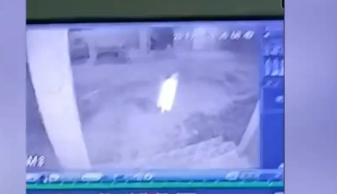 Viral Video CCTV Sosok Putih Misterius Gedor Rumah Warga, Ini Kata Polisi