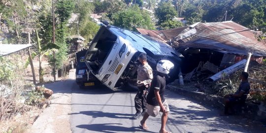 Bus Pengangkut Rombongan Pengantar Jenazah Terbalik dan Timpa Rumah