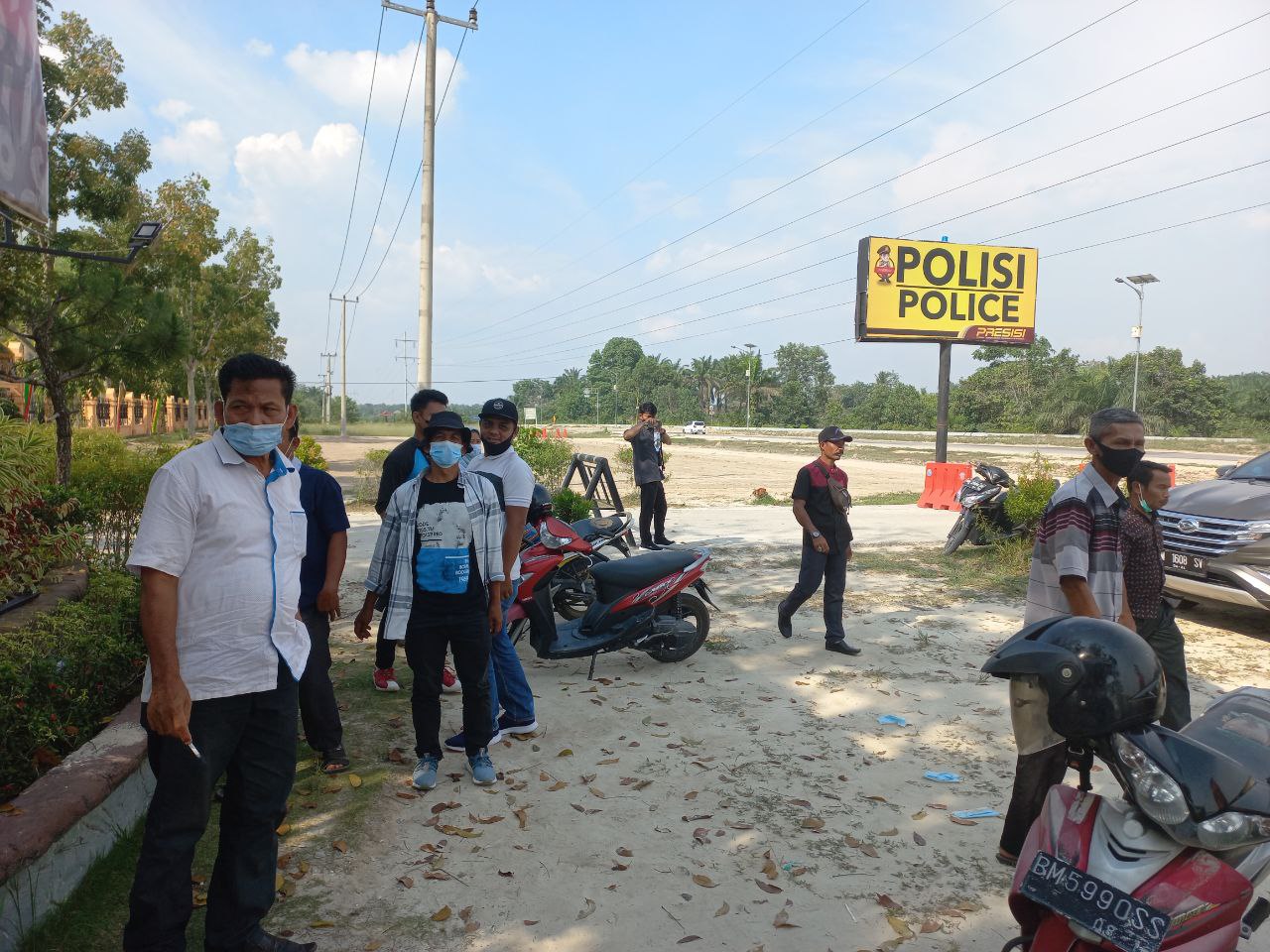 Datangi Polres Siak, Warga Minta Aktivitas Penebangan Kayu PT WSSI Dihentikan