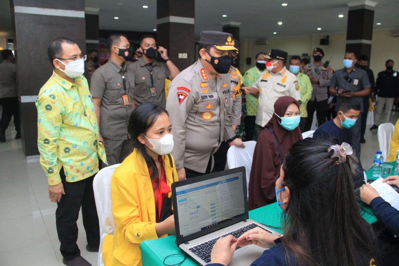 Wakapolri Tinjau Vaksinasi Covid-19 di Kampus Unilak