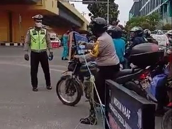 Viral di Pekanbaru, Polisi Cekcok dengan Perwira Polwan di Pos Penyekatan