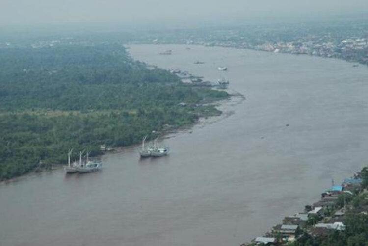 Usut Pencemaran, Sampel Air Sungai Mentaya Diuji di Laboratorium