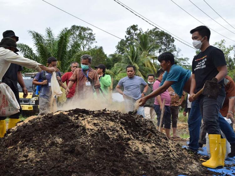 Petani Sawit Diajari Cara Bikin Pupuk Murah