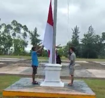 Viral Remaja Celana Pendek Turunkan Bendera di Kantor Bupati Kuansing