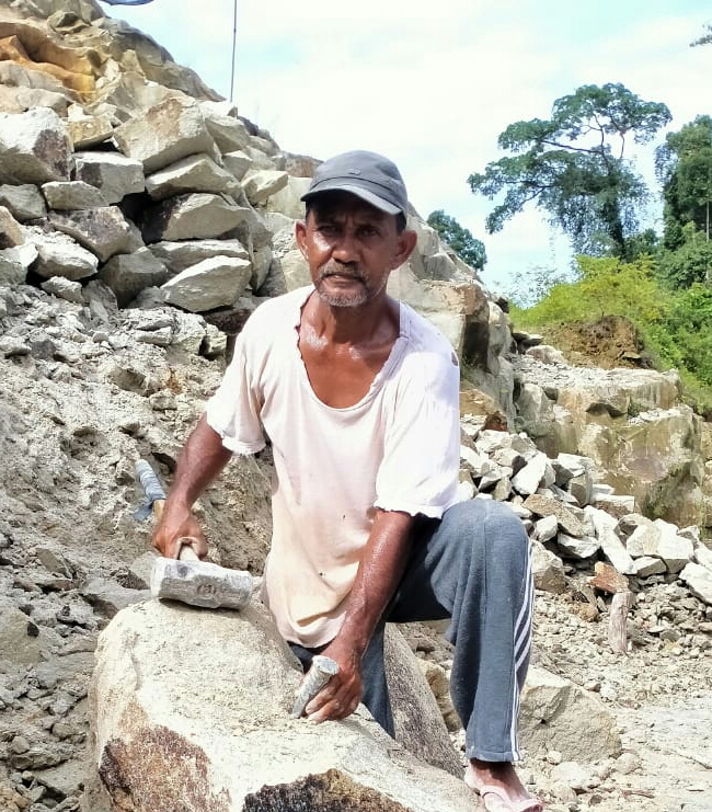 Kehilangan Penghasilan, Peserta PSR Jadi Tukang Pemecah Batu