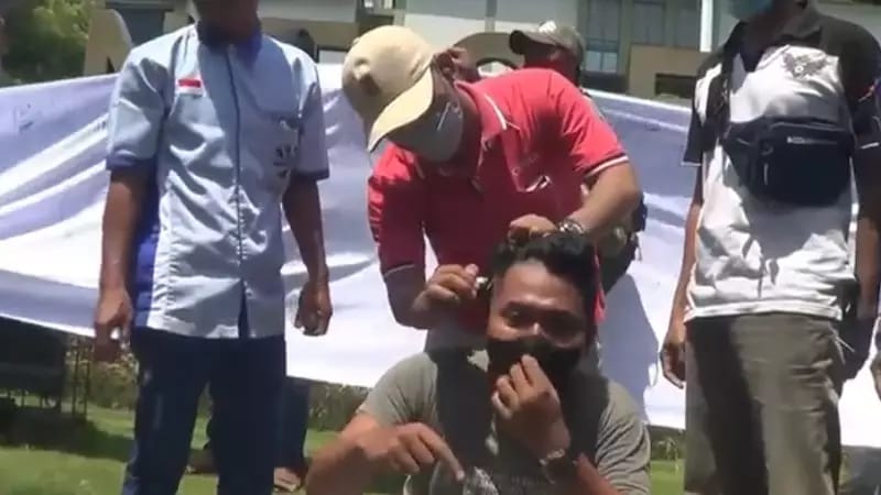 Syukuri Penangkapan Bupati, Warga Gundul Massal