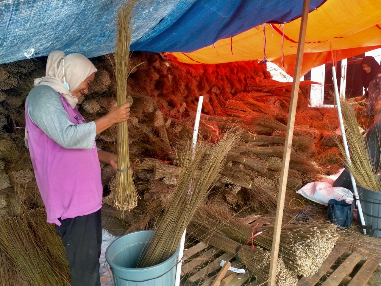 Bangkitkan Ekonomi Lewat Lidi Sawit