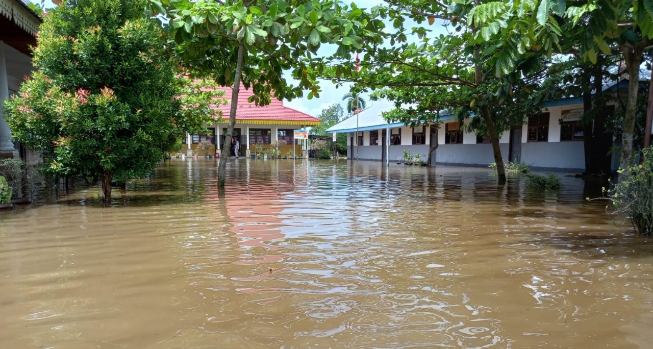 Terendam Banjir, SDN 140 di Pekanbaru Terpaksa Liburkan Siswa