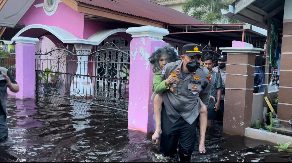 Aksi Kapolsek di Riau Evakuasi Nenek 65 Tahun dari Rumah yang Kebanjiran