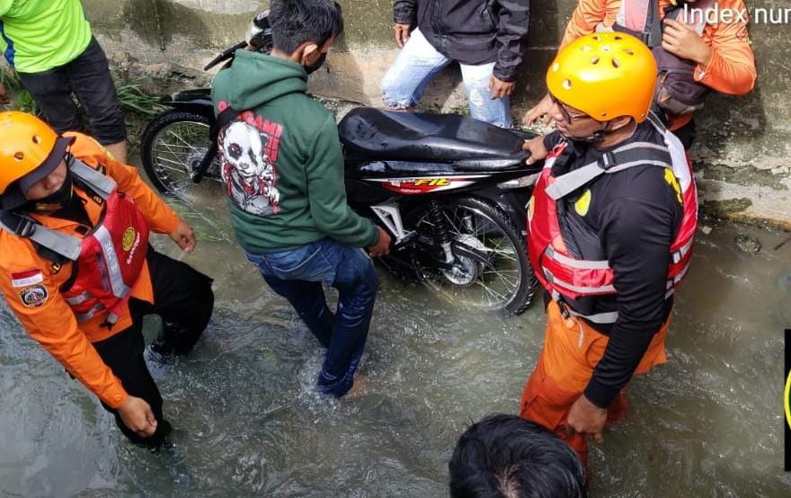 Mau Pulang, Roy dan Motornya Terseret Banjir di Pekanbaru