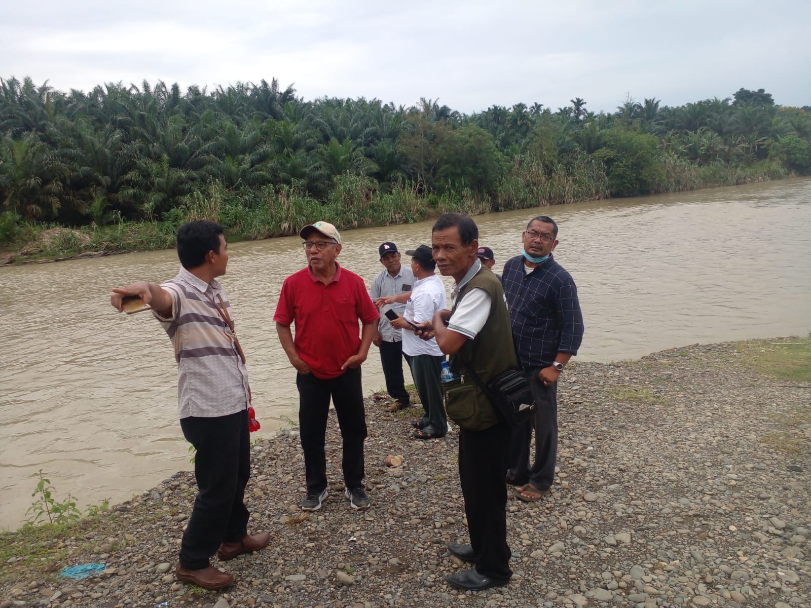 Rezeki Petani Sawit di Desa ini Tergerus Sungai