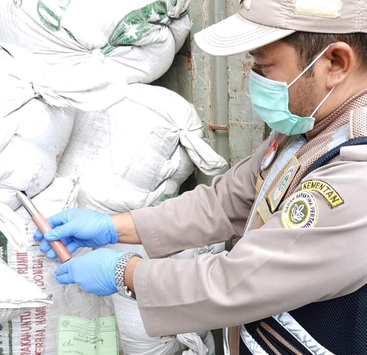 Seratusan Ton Bungkil Sawit Diseberangkan dari Nunukan