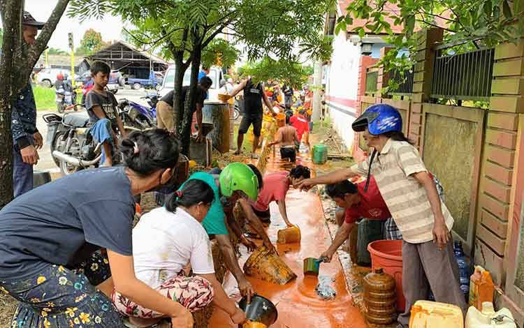 Truk Terbalik, Warga Berebut Pungut Tumpahan CPO