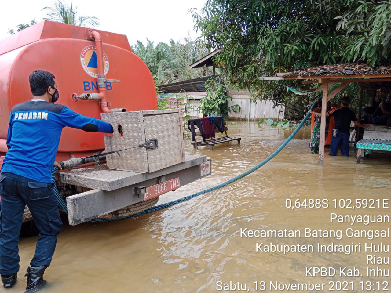 Air Bersih Disuplai untuk Korban Banjir Inhu