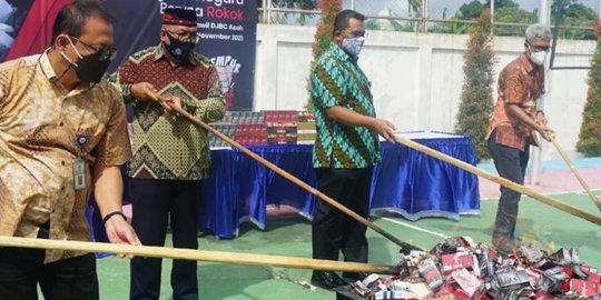 55 Ribu Batang Rokok Ilegal Dibakar Petugas