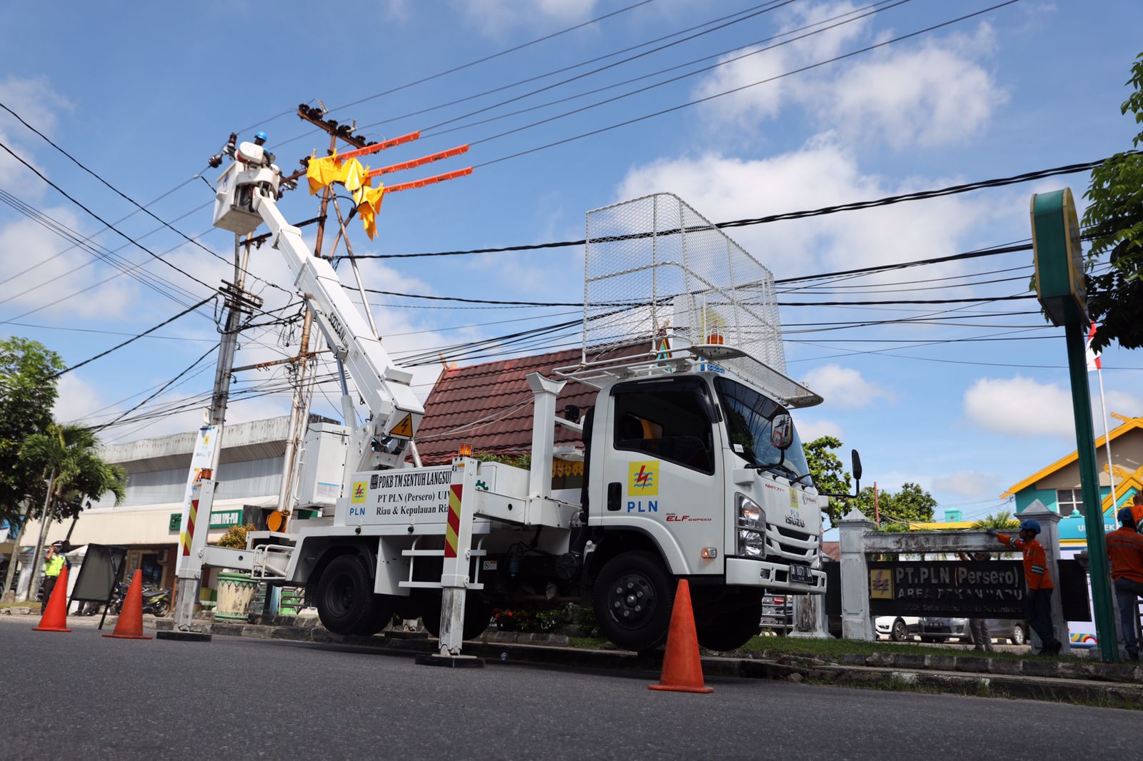 Mulai Sekarang, PLN Riau Perbaiki Jaringan Tanpa Matikan Listrik