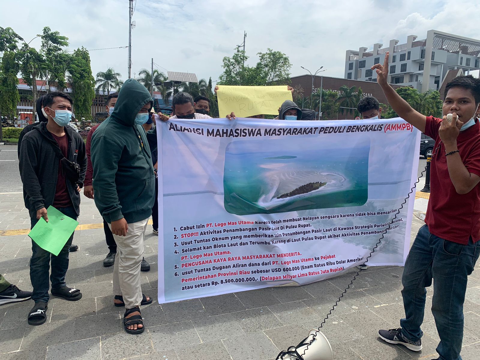 Pendemo: Penambangan Pasir di Laut Rupat Harus Dihentikan