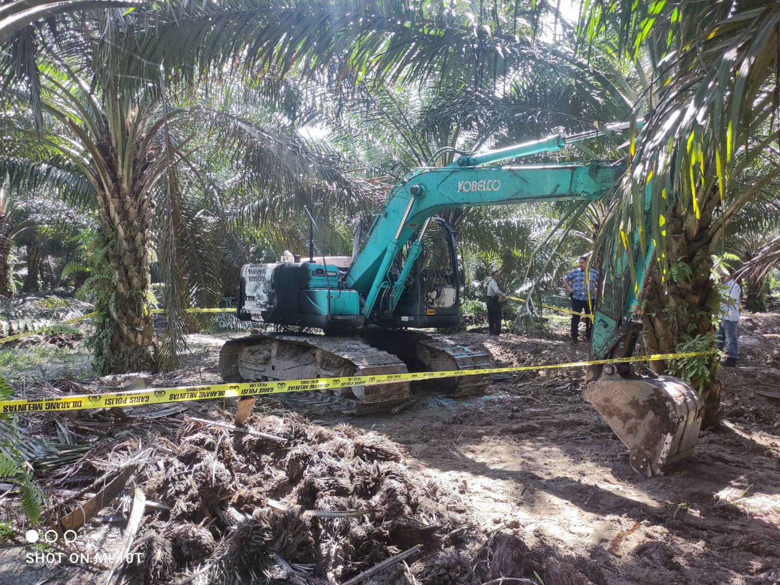 Sedang Buat Parit Gajah, Alat Berat Perusahaan Dibakar