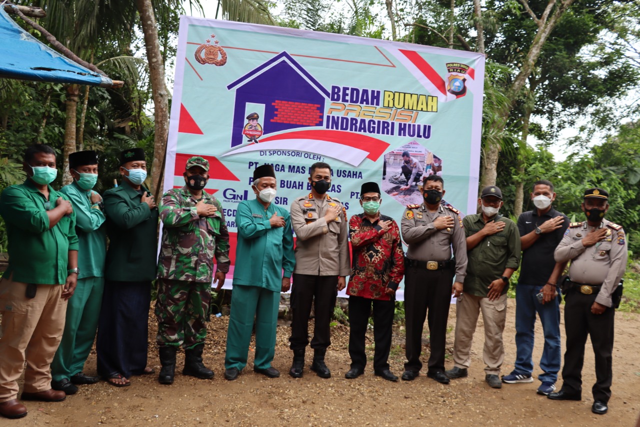 Polres Inhu dan Perusahaan Sawit Bedah Rumah Warga Kurang Mampu