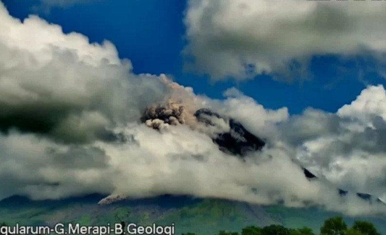 Gunung Merapi Luncurkan Awan Panas Sejauh 2.000 Meter ke Barat