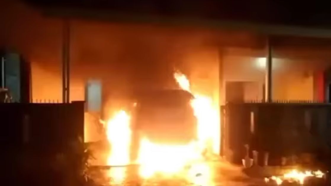 Mobil Suzuki Ignis Terbakar saat Parkir di Garasi