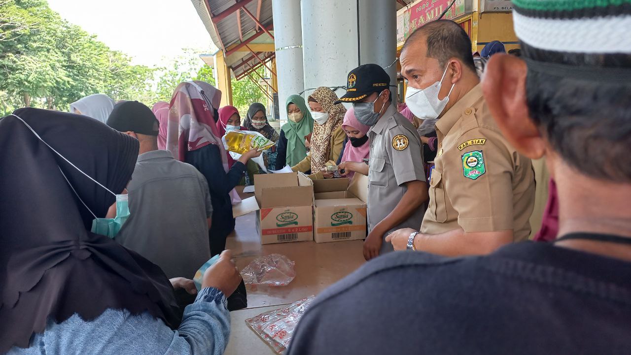 Emak-emak Serbu Minyak Goreng Murah di Pasar Belantik