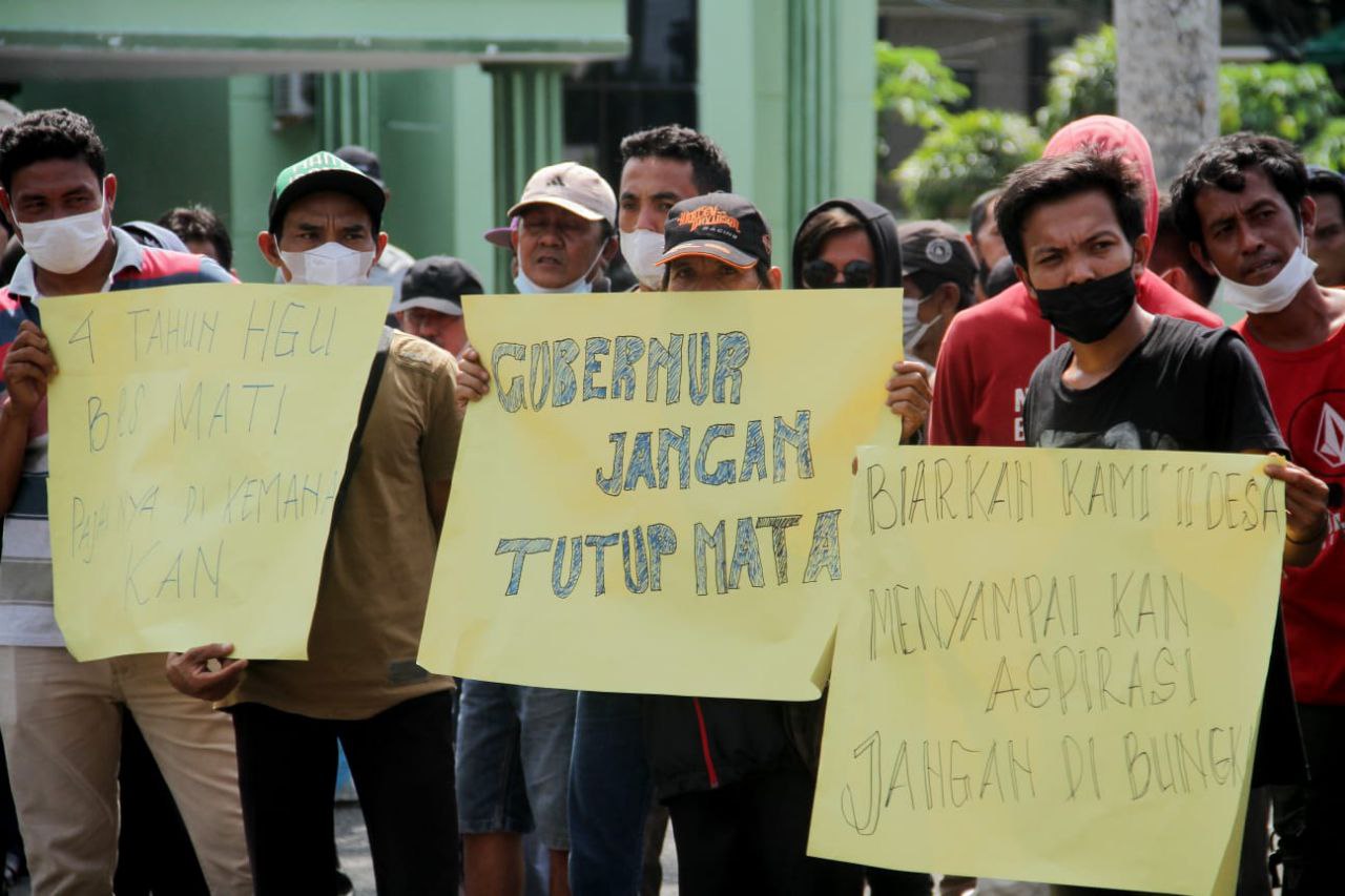 Tolak Perpanjangan HGU PT BRS, Puluhan Warga Bengkulu Utara Geruduk Kantor Gubernur